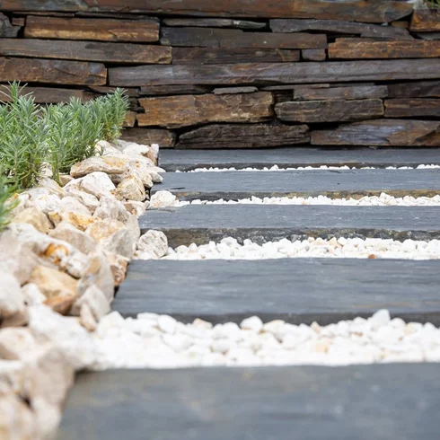 Záhradní chodník z kamene