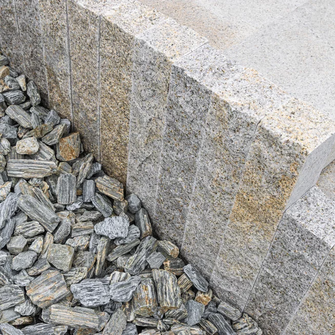 Žula Z25 kamenný obrubník/palisáda