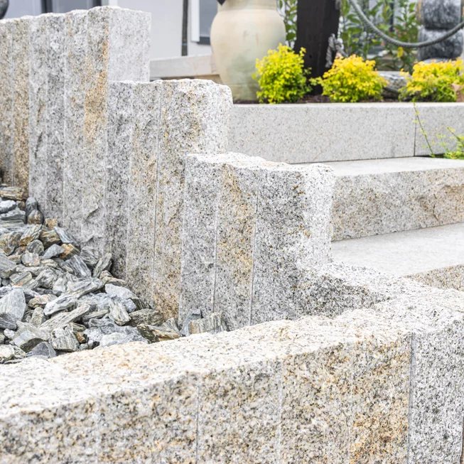 Žula Z25 kamenný obrubník/palisáda