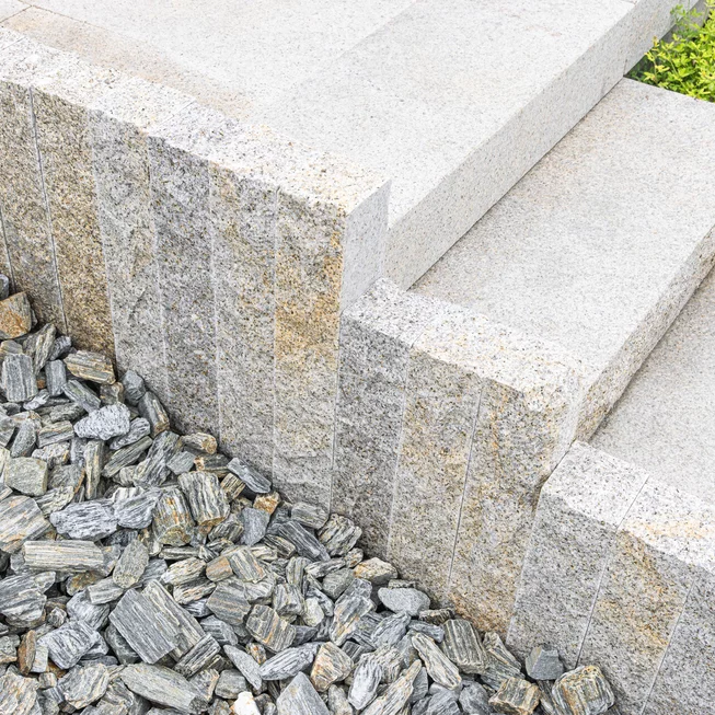 Žula Z25 kamenný obrubník/palisáda