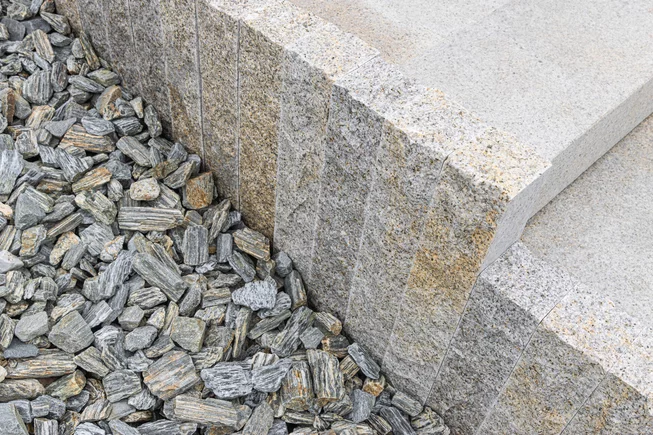 Žula Z25 kamenný obrubník/palisáda