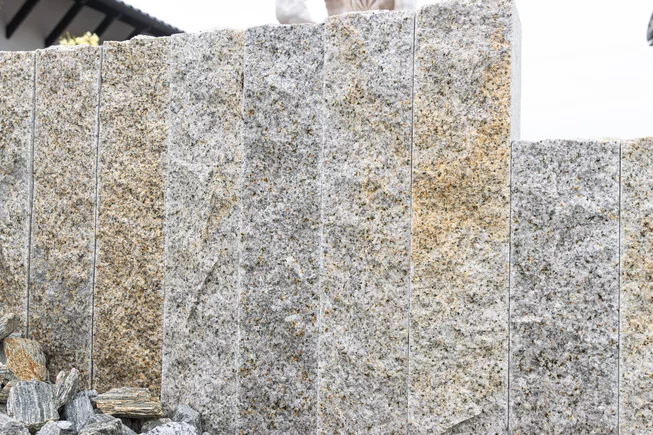 Žula Z25 kamenný obrubník/palisáda