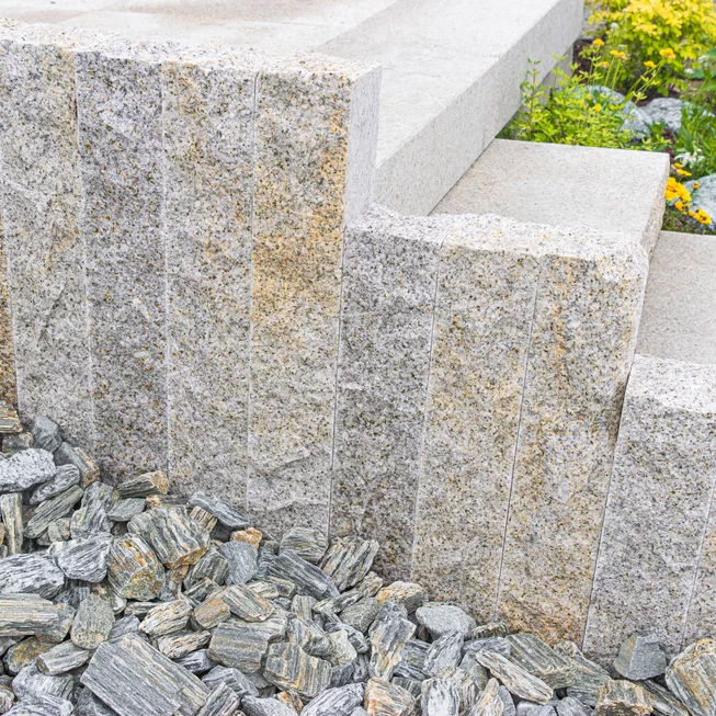 Žula Z25 kamenný obrubník/palisáda