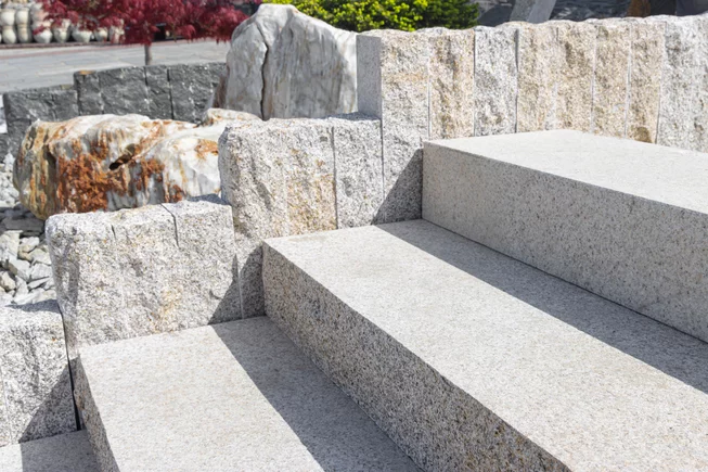 Žula Z25 schody kamenné schody / bloky s osekaným krajem