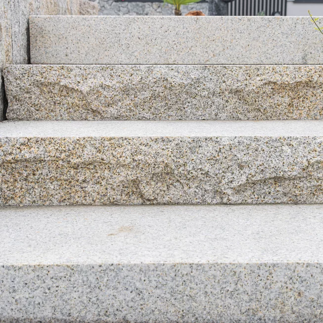 Žula Z25 schody kamenné schody / bloky s osekaným krajem