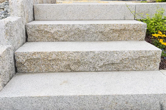 Žula Z25 schody kamenné schody / bloky s osekaným krajem