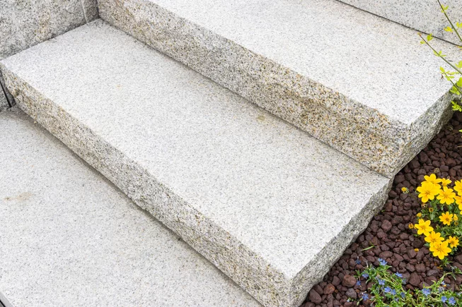 Žula Z25 schody kamenné schody / bloky s osekaným krajem