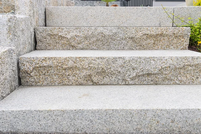 Žula Z25 schody kamenné schody / bloky s osekaným krajem