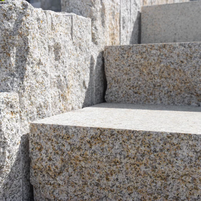 Žula Z25 schody kamenné schody / bloky s osekaným krajem