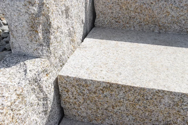 Žula Z25 schody kamenné schody / bloky s osekaným krajem