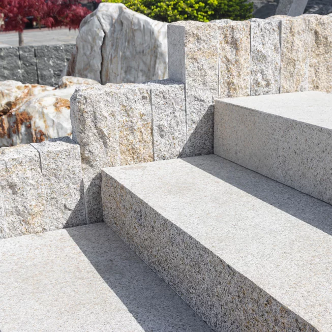 Žula Z25 schody kamenné schody / bloky s osekaným krajem