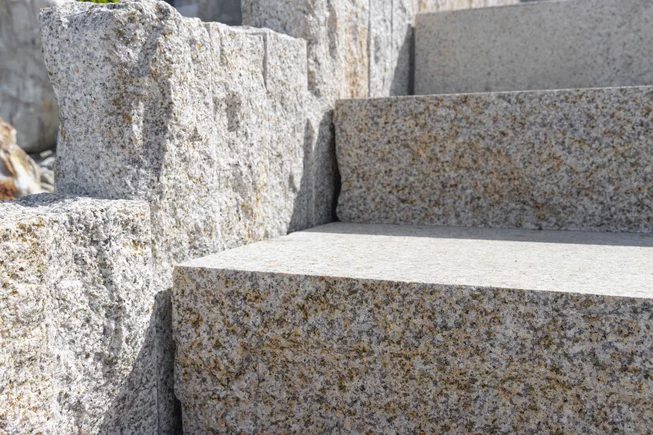 Žula Z25 schody kamenné schody / bloky s osekaným krajem