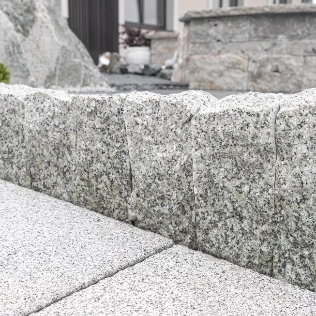 Žula Z81 kamenný obrubník/palisáda