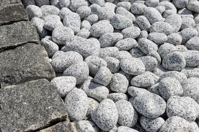 Žula Z85 dekorační valouny / okrasné kamenivo