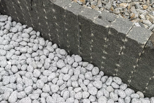 Žula Z85 dekorační valouny / okrasné kamenivo