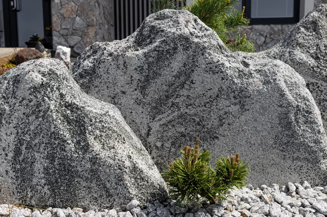 Žula Z93 podřezaný solitérní kámen